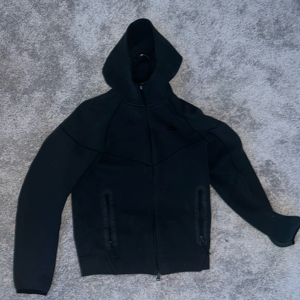 Nike Tech (NEW)